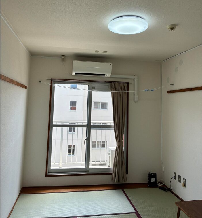 トヨタ自動車 田原工場の社員寮の居室。約6畳の個室。